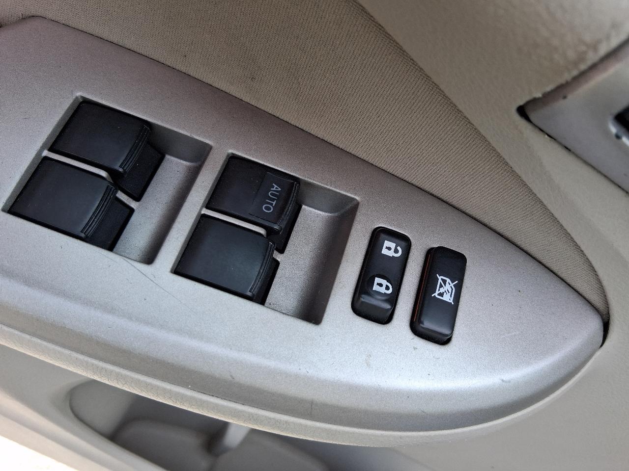 Toyota Corolla 4dr Sdn LE Auto (Natl) 2010