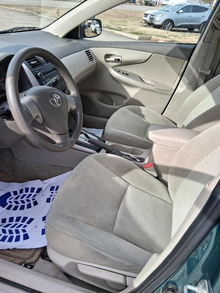 Toyota Corolla 4dr Sdn LE Auto (Natl) 2010