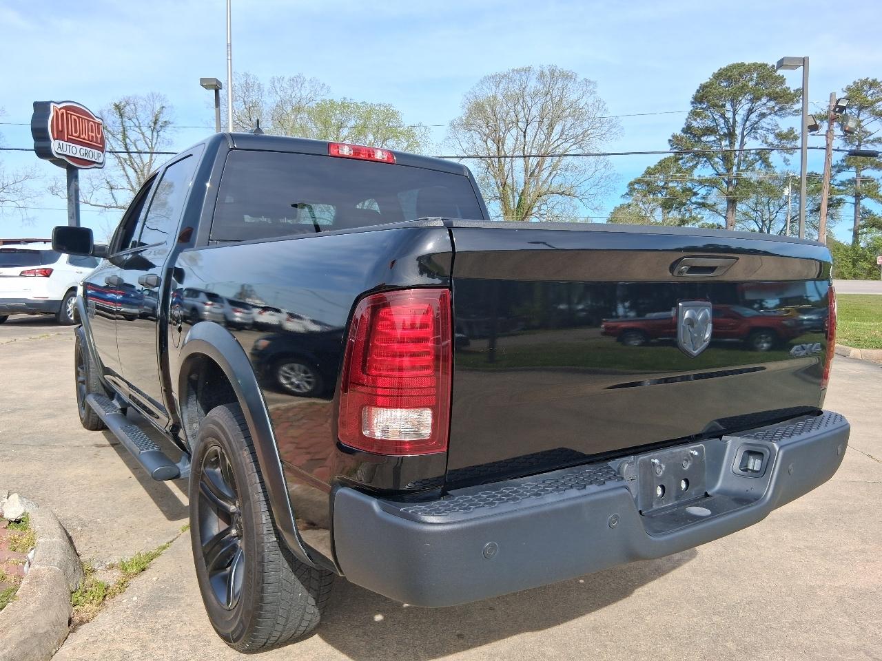 RAM 1500 Classic Warlock 4x4 Crew Cab 5'7" Box 2022