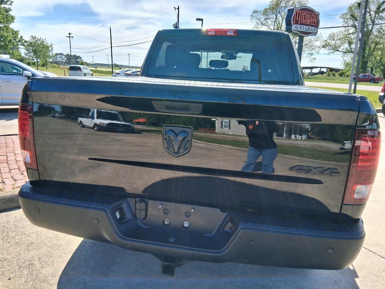 RAM 1500 Classic Warlock 4x4 Crew Cab 5'7" Box 2022