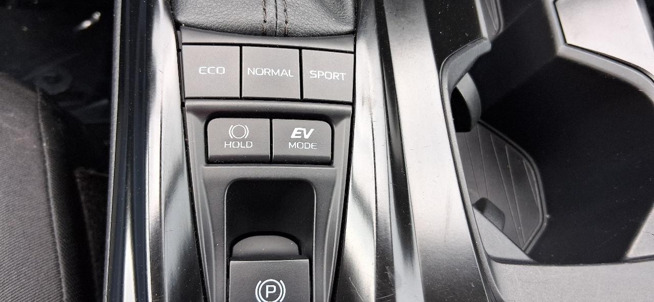 Toyota Camry LE Hyb 4D Sedan FWD 2025