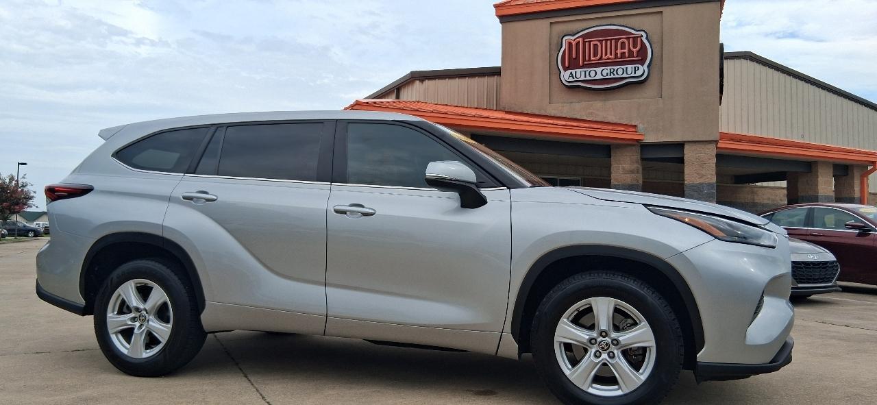 Toyota Highlander LE 4D SUV FWD 4cyl 2024