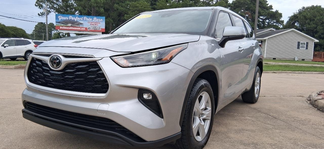 Toyota Highlander LE 4D SUV FWD 4cyl 2024