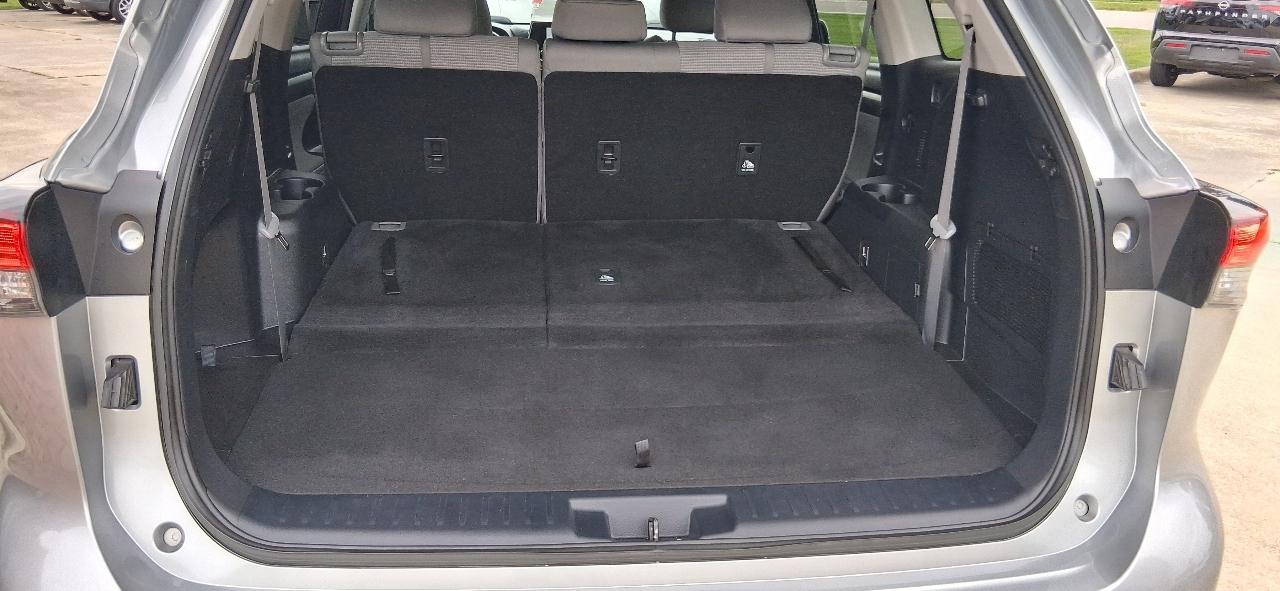 Toyota Highlander LE 4D SUV FWD 4cyl 2024