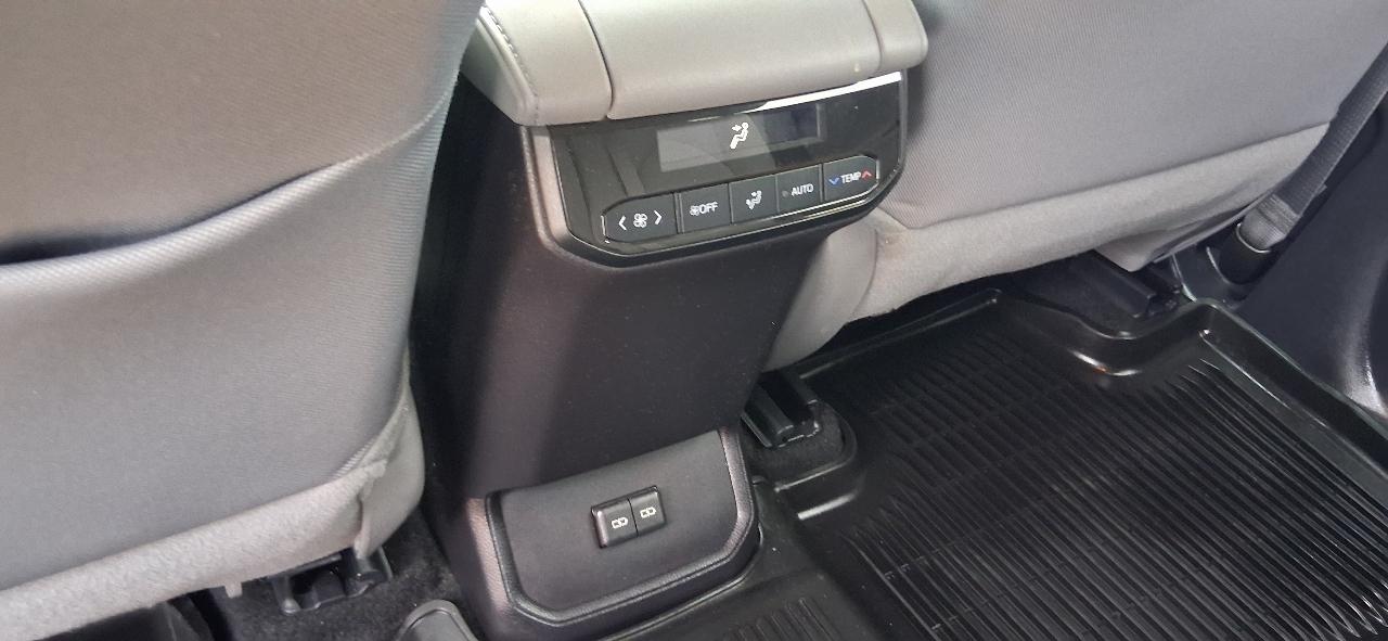 Toyota Highlander LE 4D SUV FWD 4cyl 2024