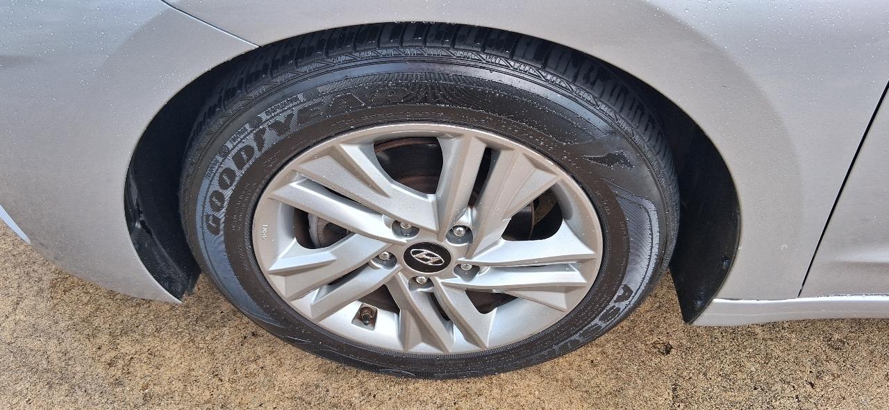 2020 Hyundai Elantra photo 5
