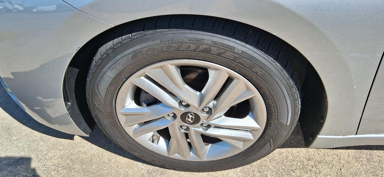 2020 Hyundai Elantra photo 5
