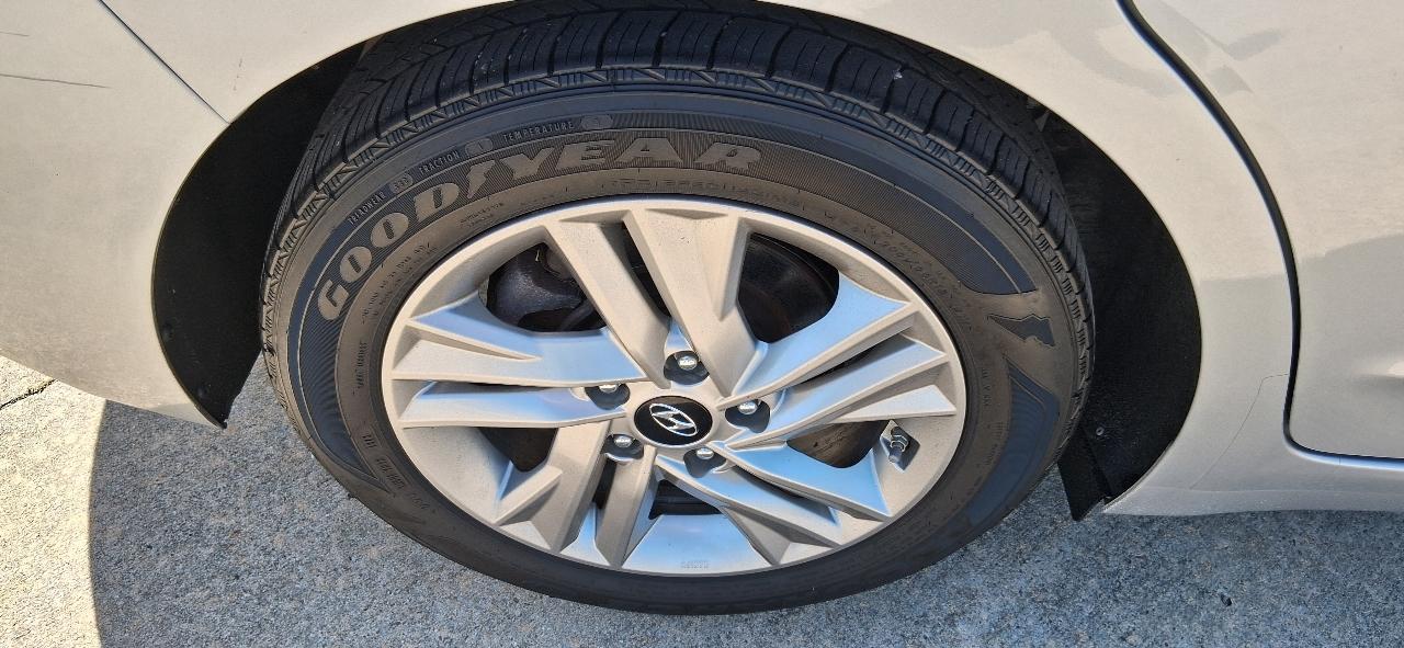 2020 Hyundai Elantra photo 7