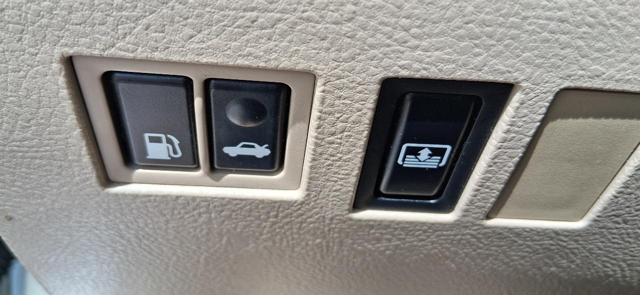 Toyota Avalon 4dr Sdn (Natl) 2012