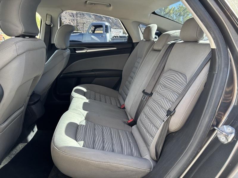 Ford Fusion S 2016