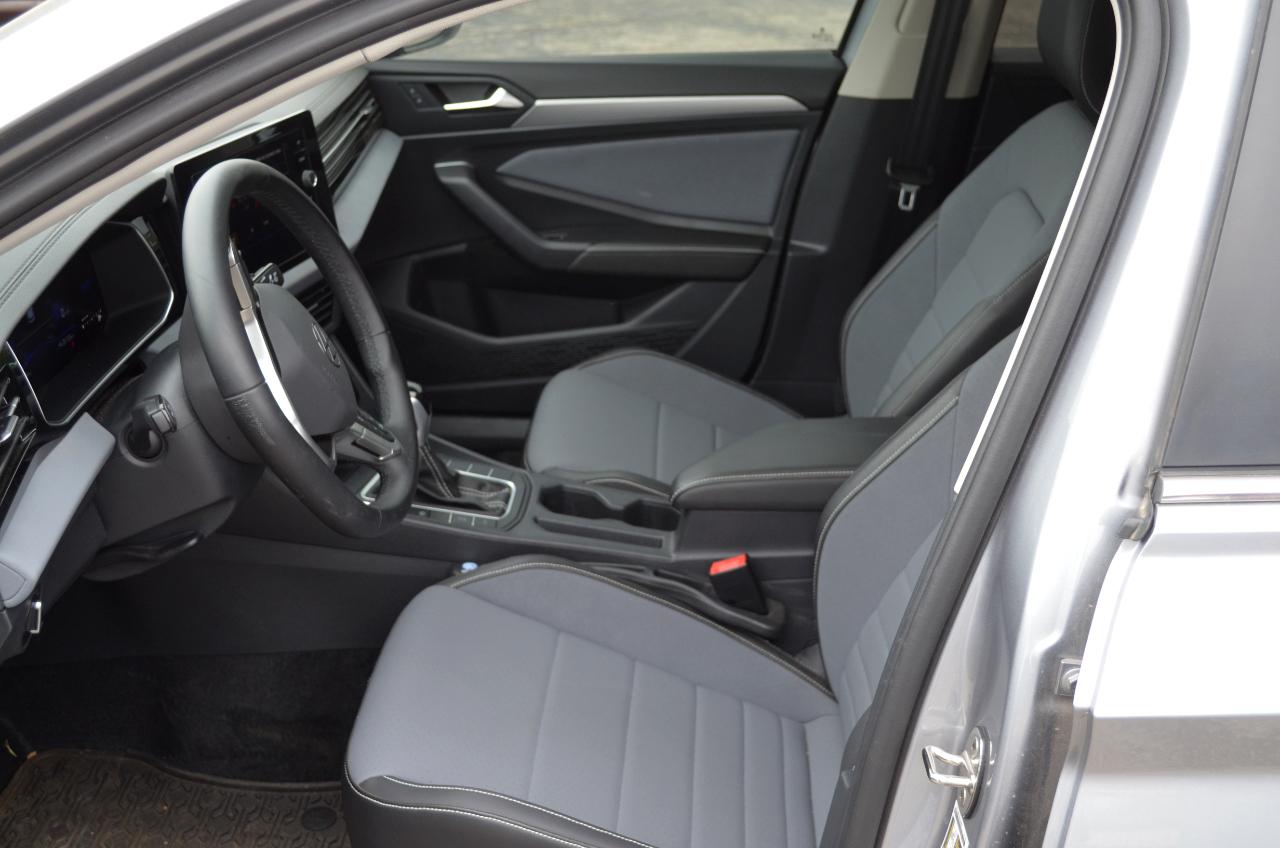 Volkswagen Jetta SE Auto 2025