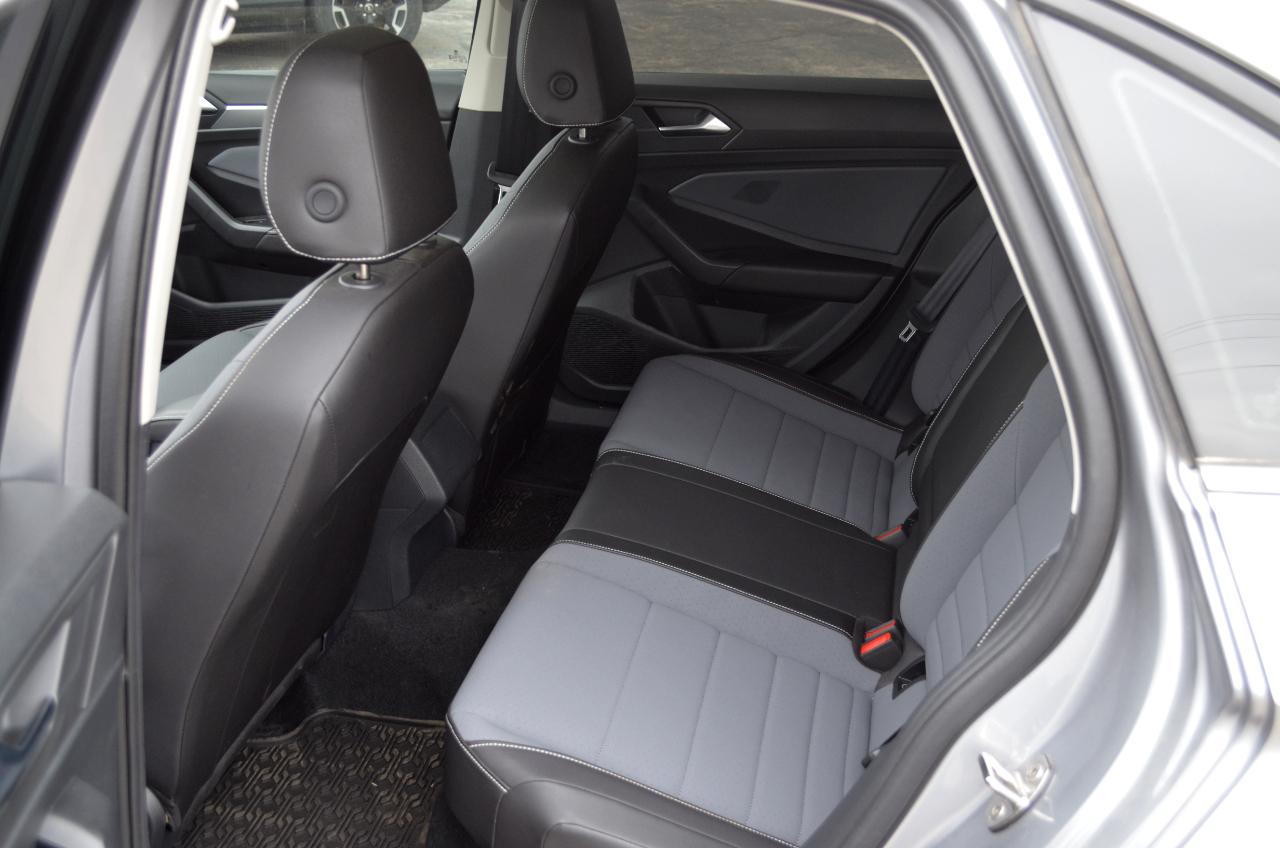 Volkswagen Jetta SE Auto 2025