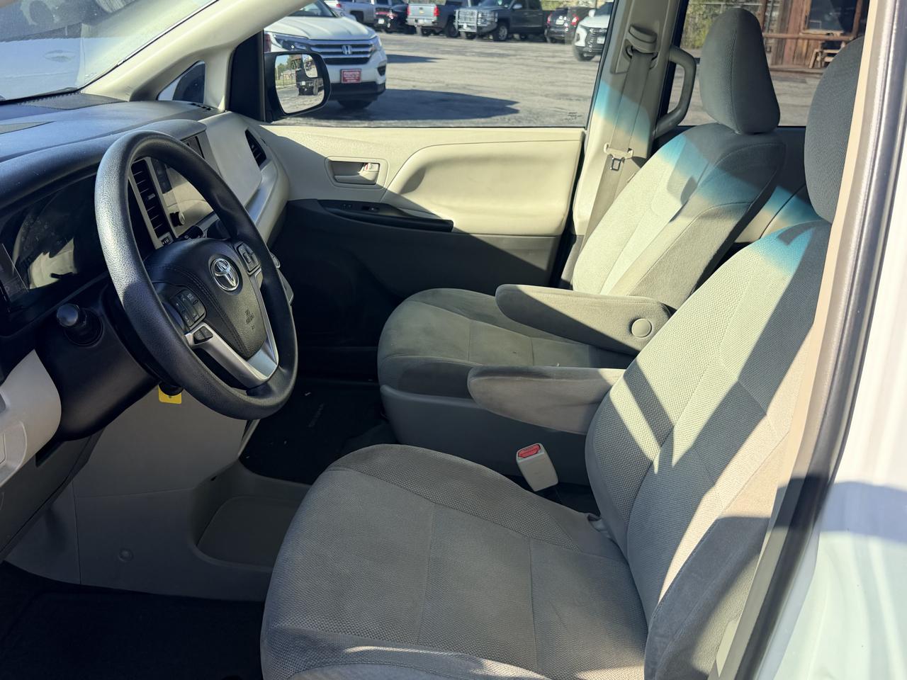 Toyota Sienna 5dr 7-Pass Van L FWD (Natl) 2016