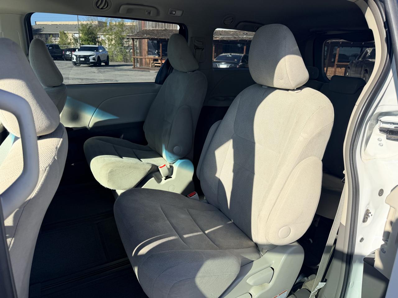Toyota Sienna 5dr 7-Pass Van L FWD (Natl) 2016