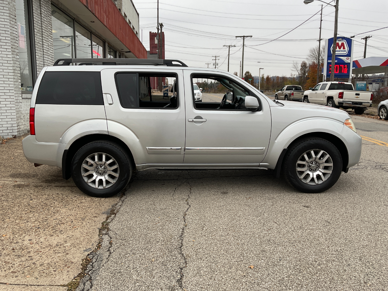 2010 Nissan Pathfinder LE photo 2