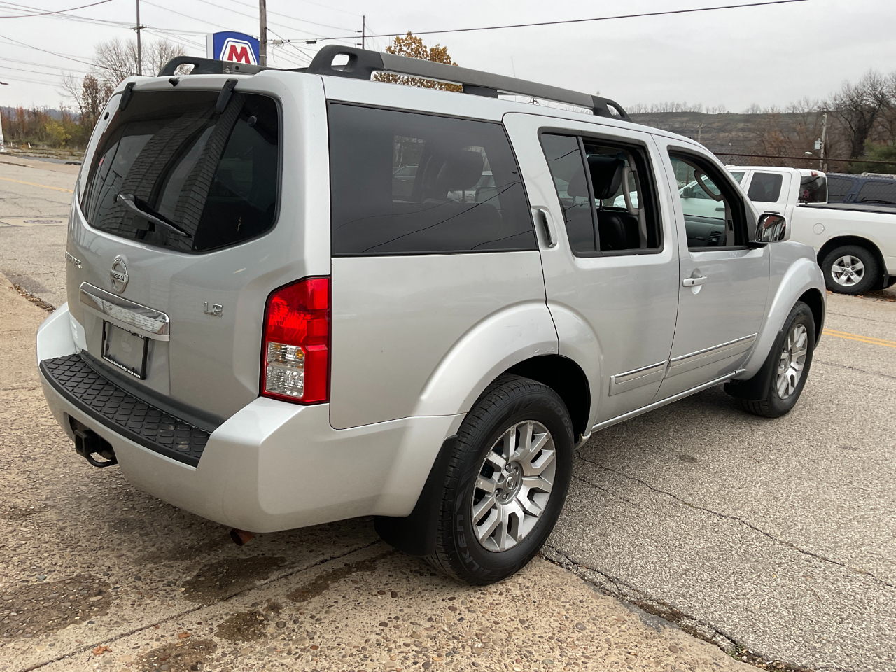 2010 Nissan Pathfinder LE photo 3