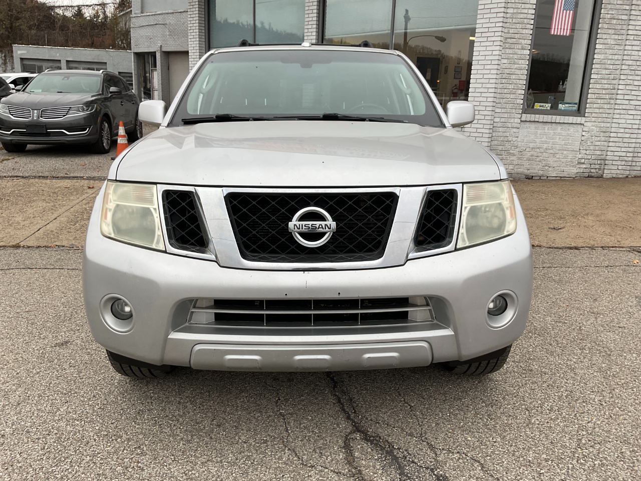 2010 Nissan Pathfinder LE photo 4