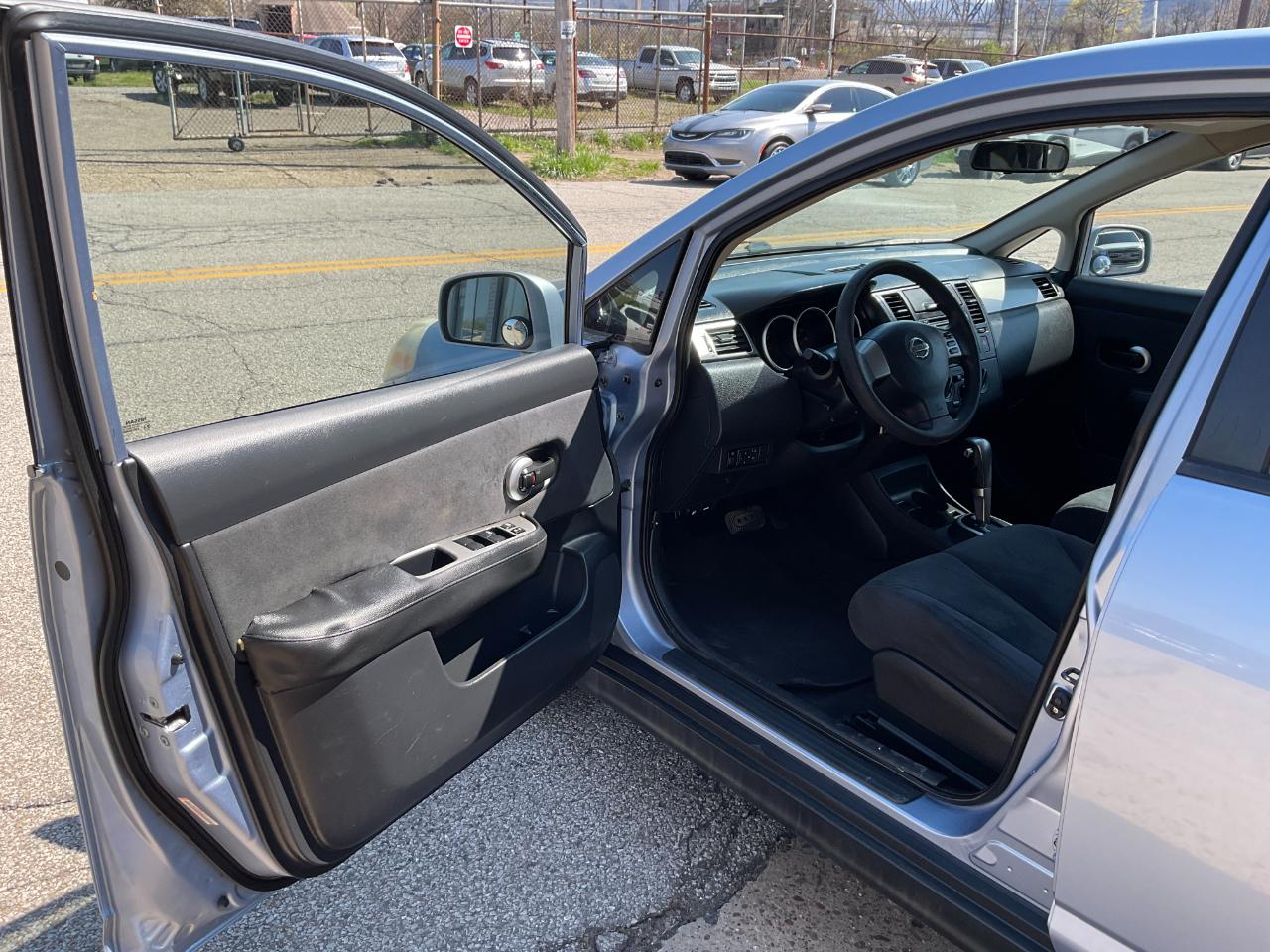 Nissan Versa 1.8 S Hatchback 2009