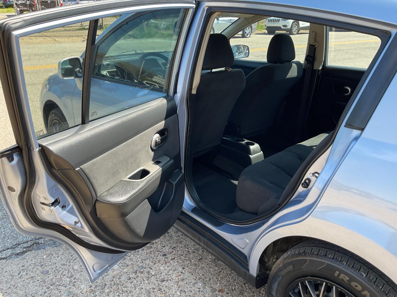 Nissan Versa 1.8 S Hatchback 2009