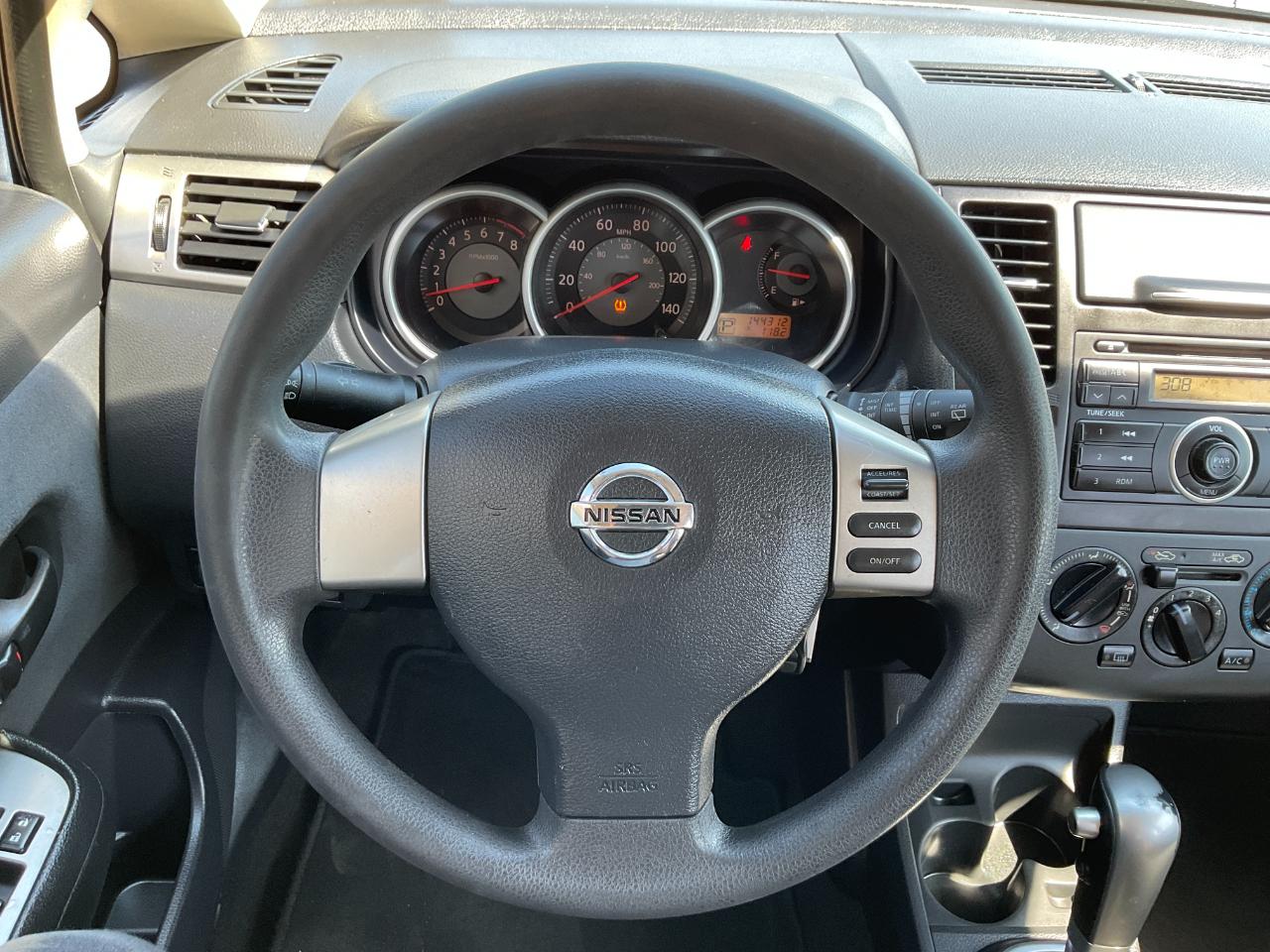 Nissan Versa 1.8 S Hatchback 2009