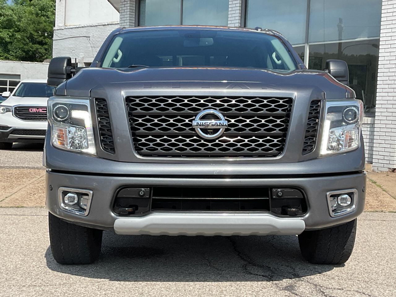 Nissan Titan PRO-4X Crew Cab 4WD 2019