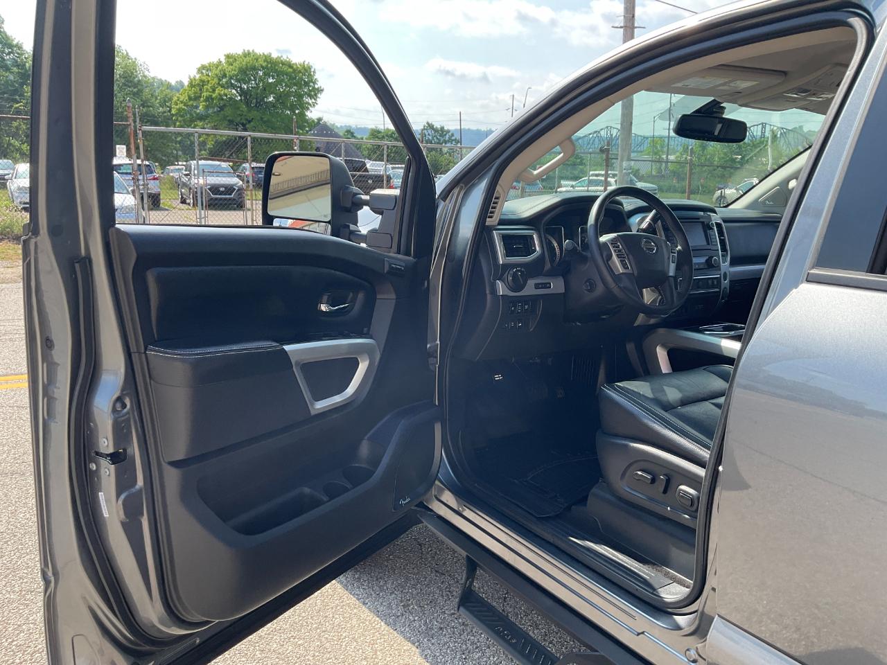 Nissan Titan PRO-4X Crew Cab 4WD 2019