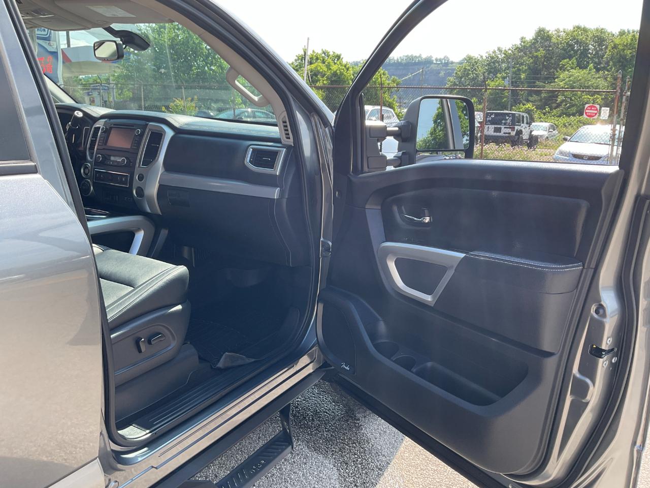 Nissan Titan PRO-4X Crew Cab 4WD 2019
