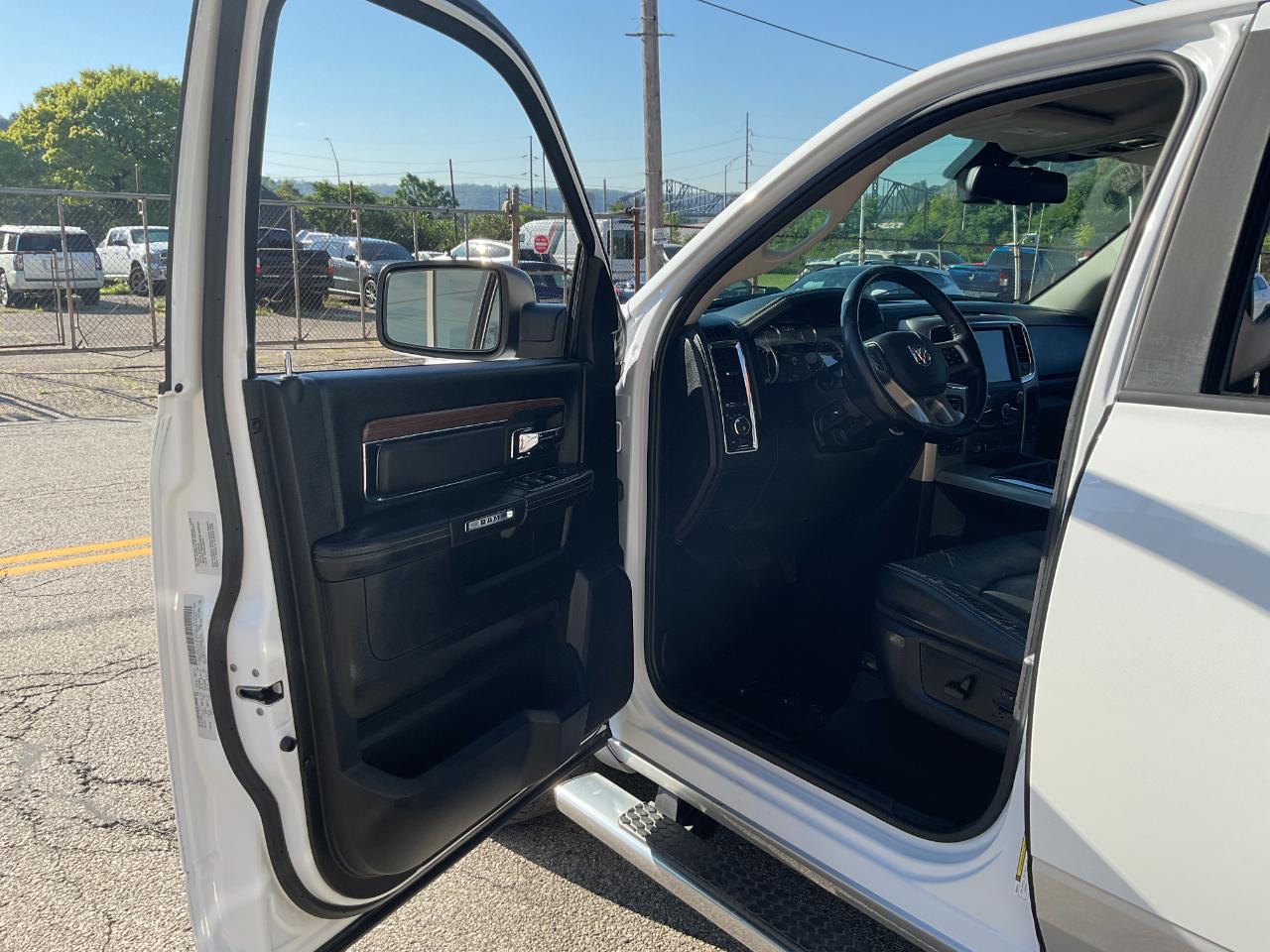 RAM 1500 Laramie Quad Cab 4WD 2015