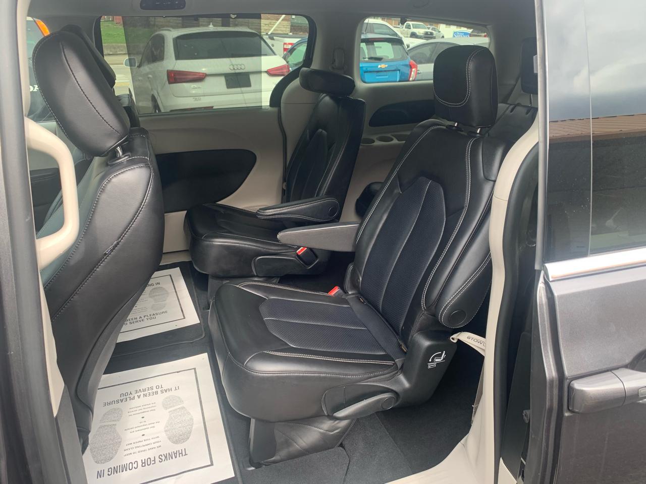 Chrysler Pacifica Touring L 2023