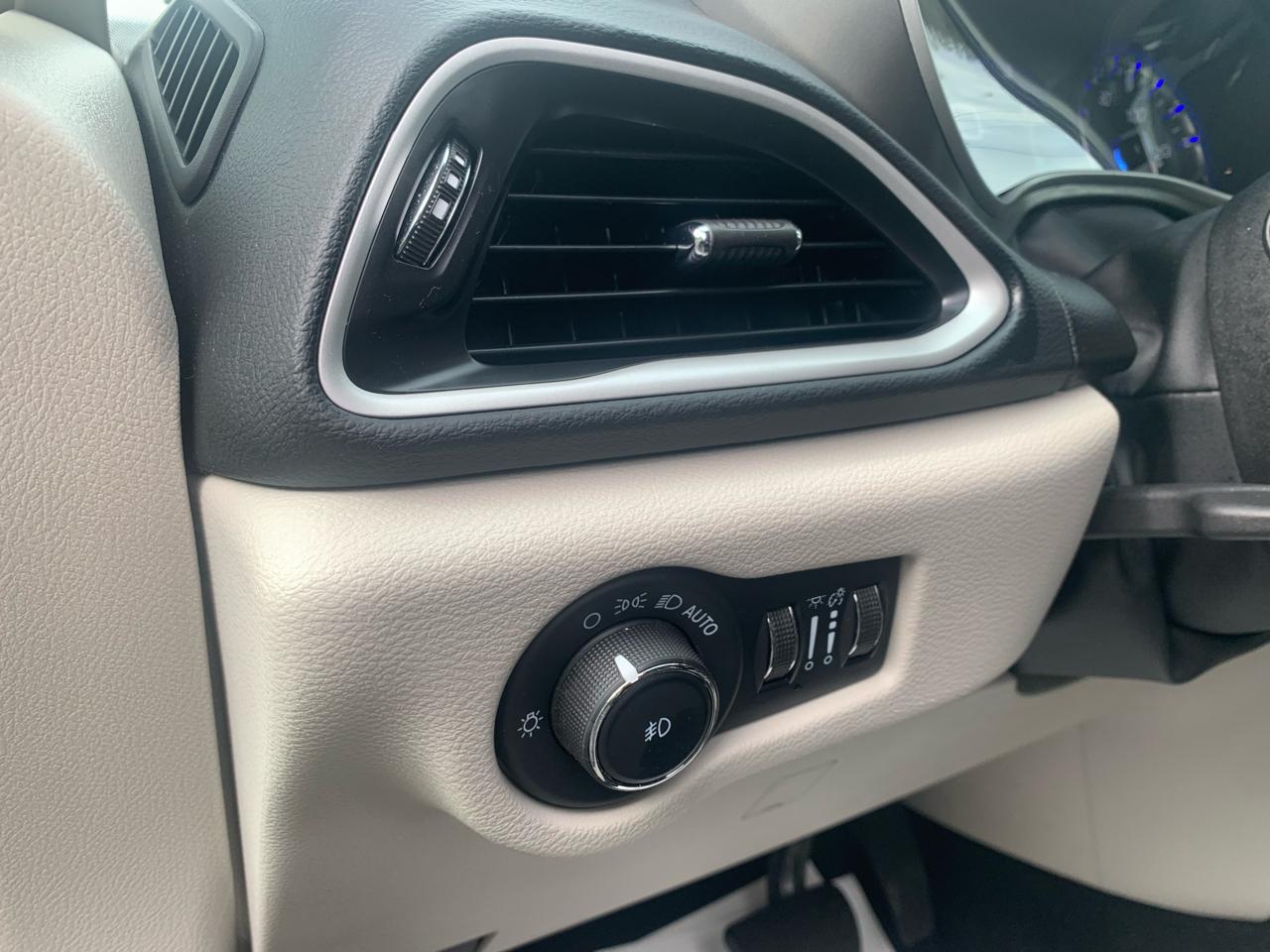 Chrysler Pacifica Touring L 2023