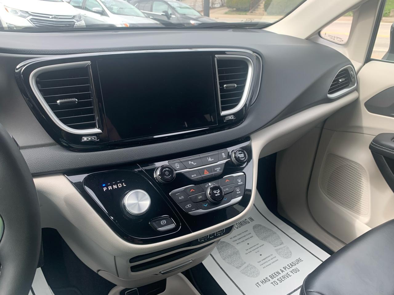 Chrysler Pacifica Touring L 2023