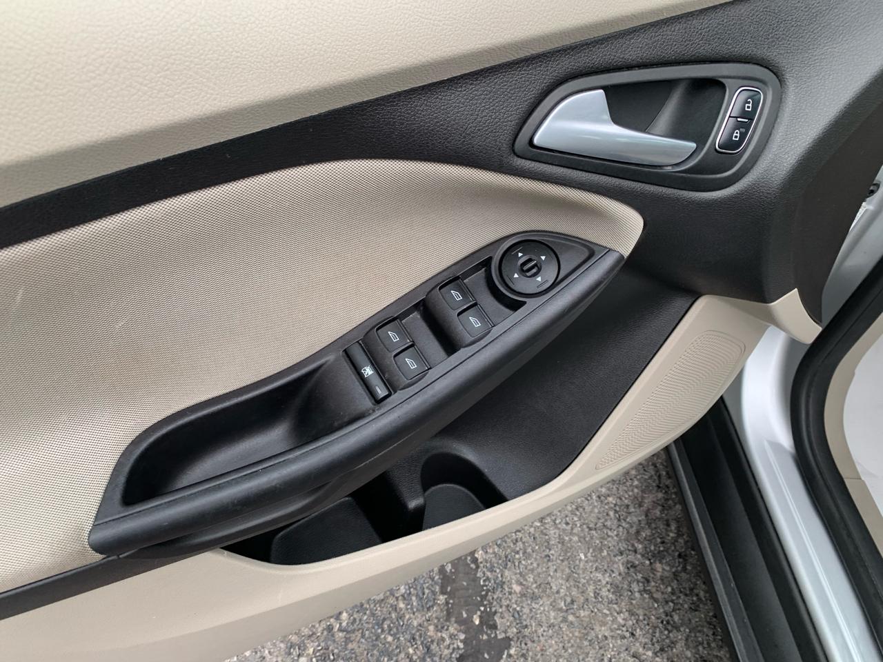 Ford Focus SE Sedan 2016