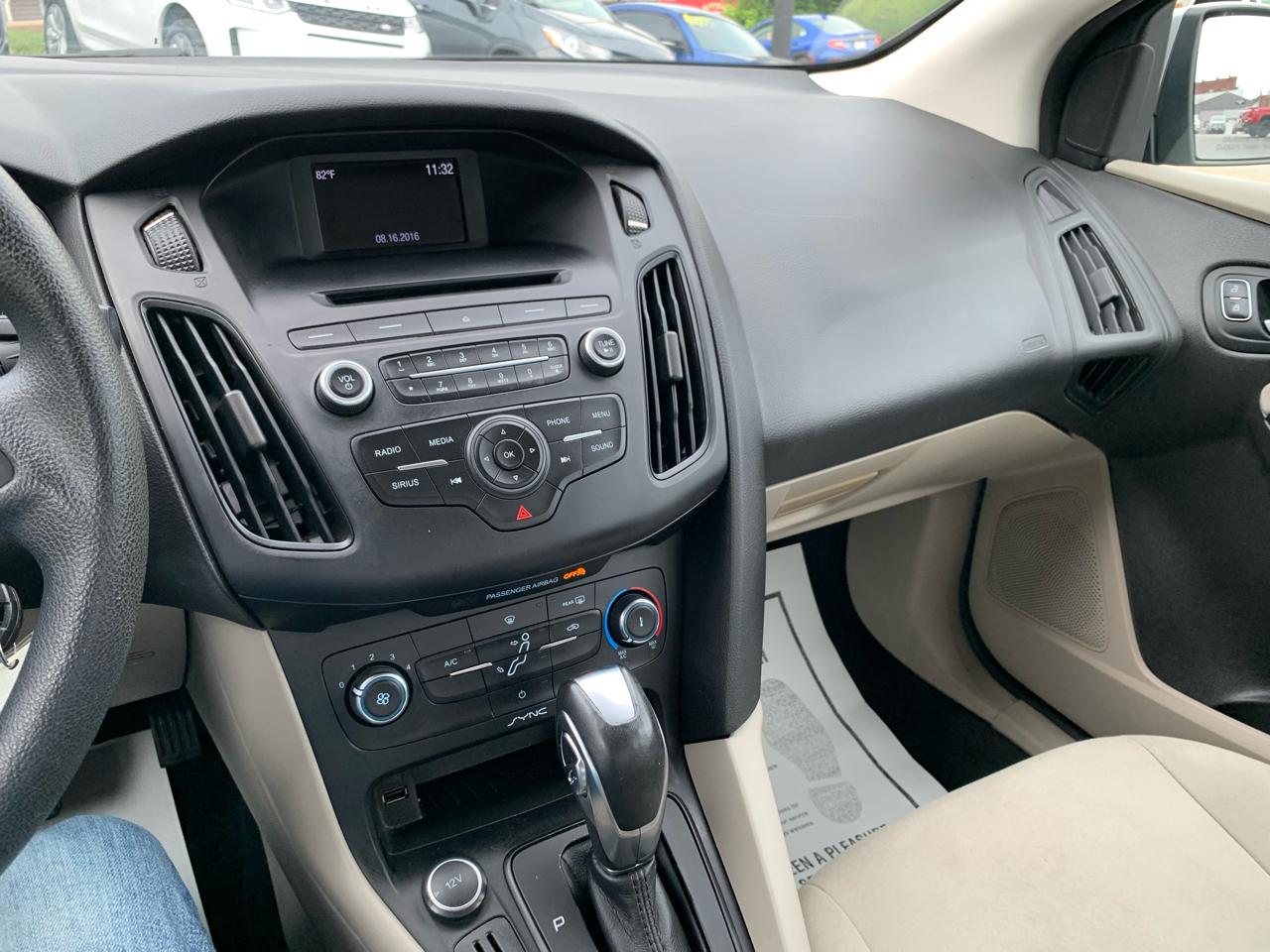 Ford Focus SE Sedan 2016