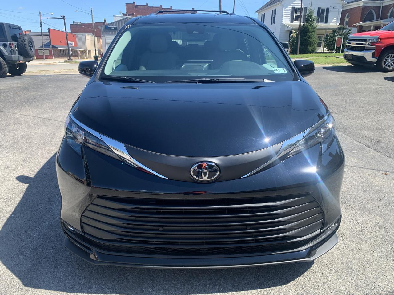 Toyota Sienna XLE 7-Passenger AWD 2026