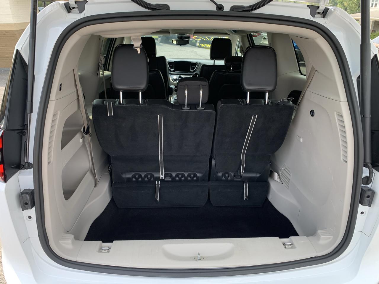 Chrysler Pacifica Touring L 2023