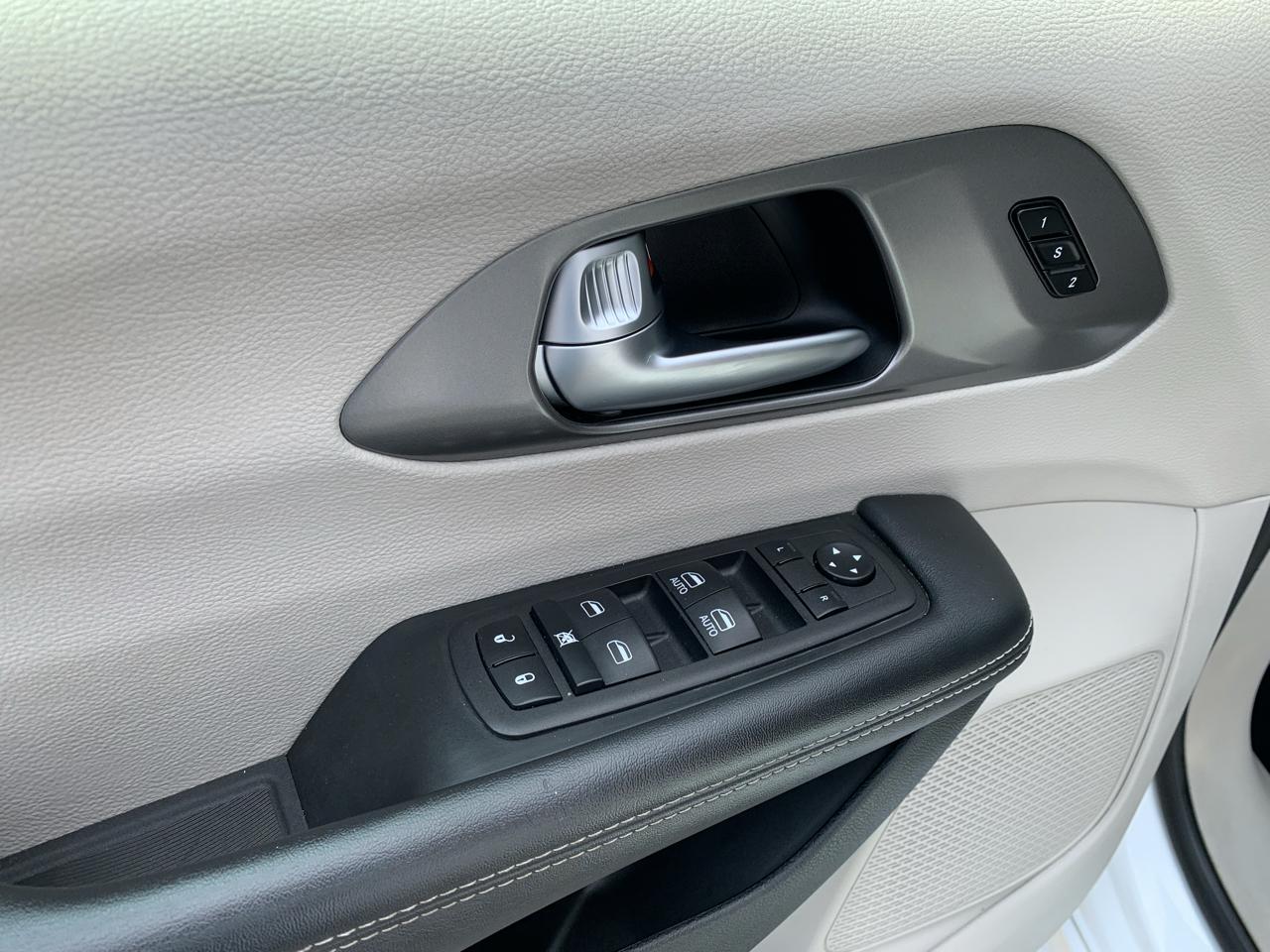 Chrysler Pacifica Touring L 2023
