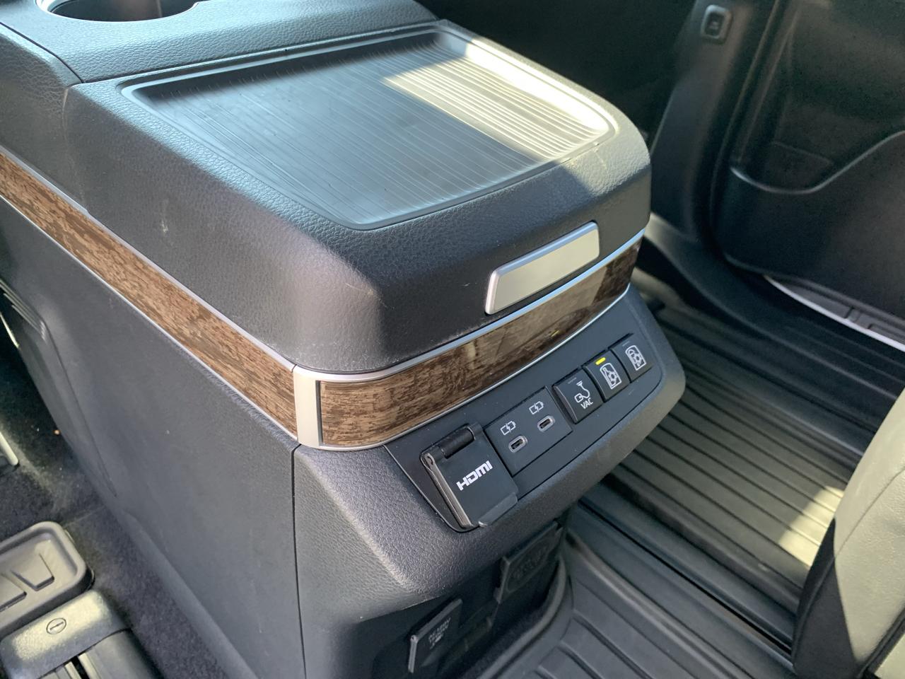 Toyota Sienna Platinum 7-Passenger AWD 2025