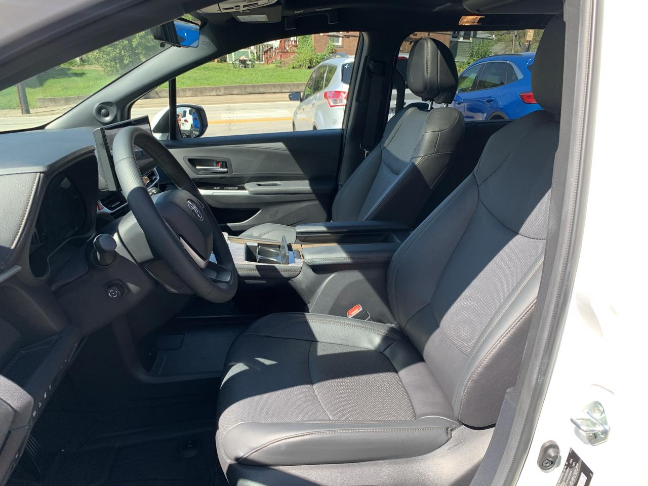 Toyota Sienna Platinum 7-Passenger AWD 2025