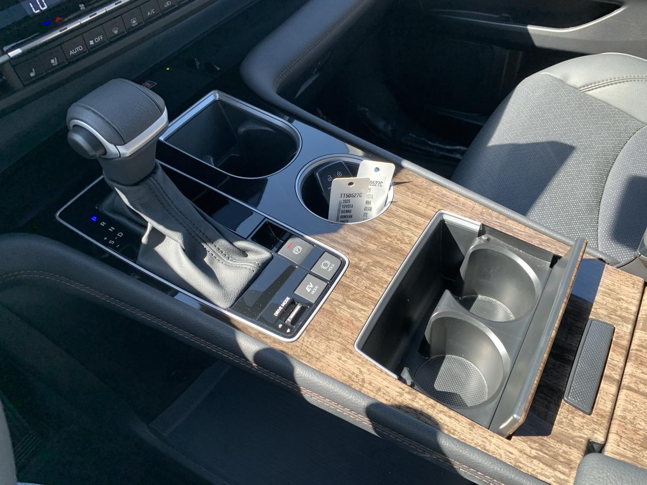 Toyota Sienna Platinum 7-Passenger AWD 2025