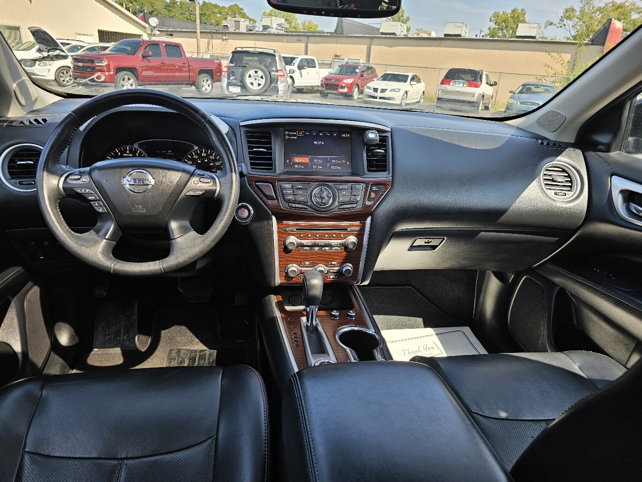 2017 Nissan Pathfinder Platinum photo 2
