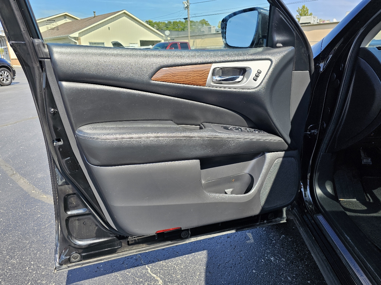 2017 Nissan Pathfinder Platinum photo 3