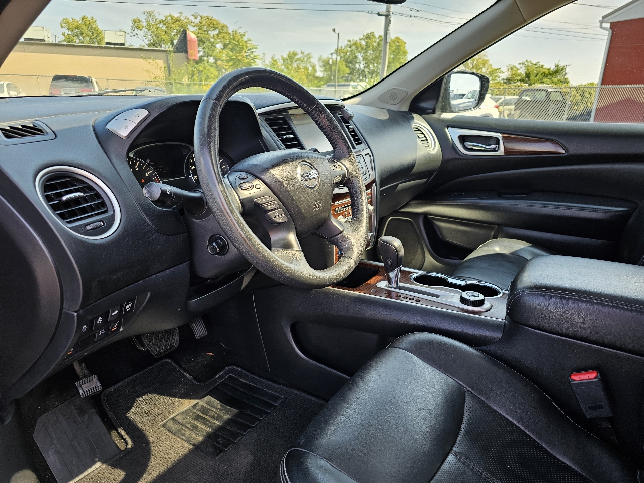 2017 Nissan Pathfinder Platinum photo 4