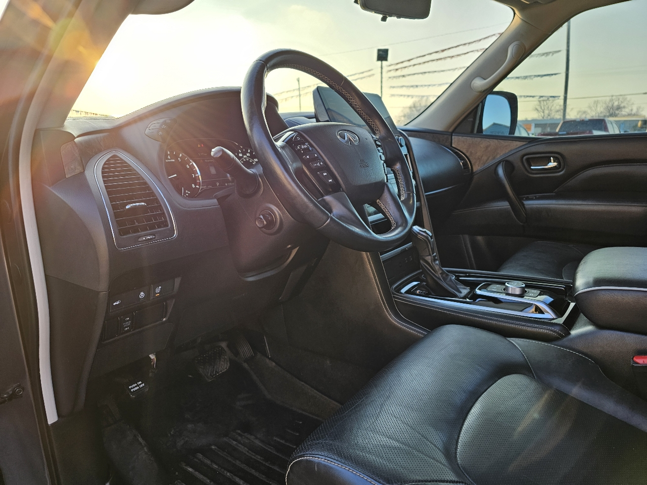 Infiniti QX80 LUXE 2022