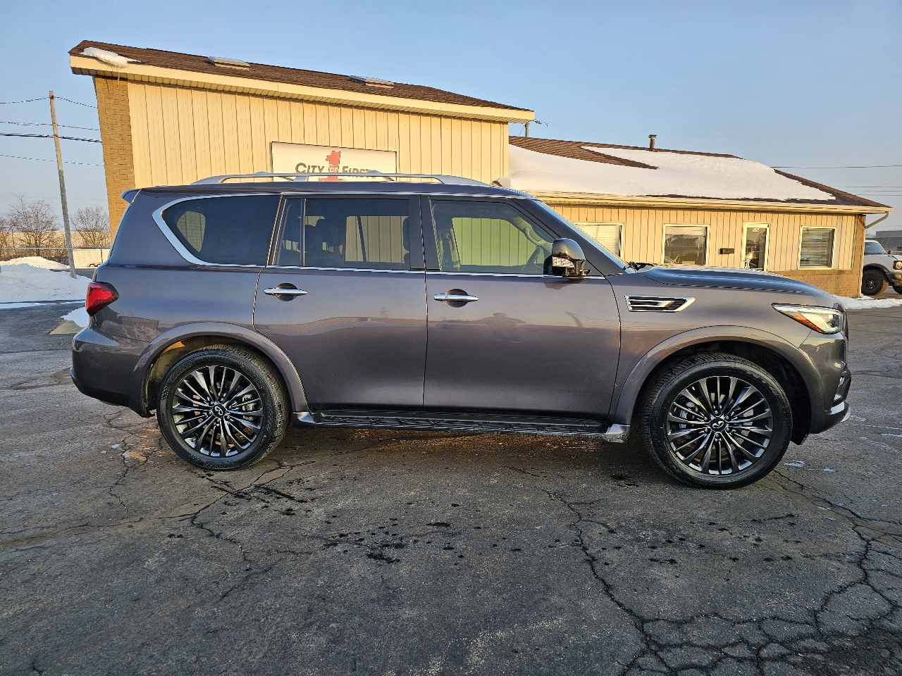 Infiniti QX80 LUXE 2022