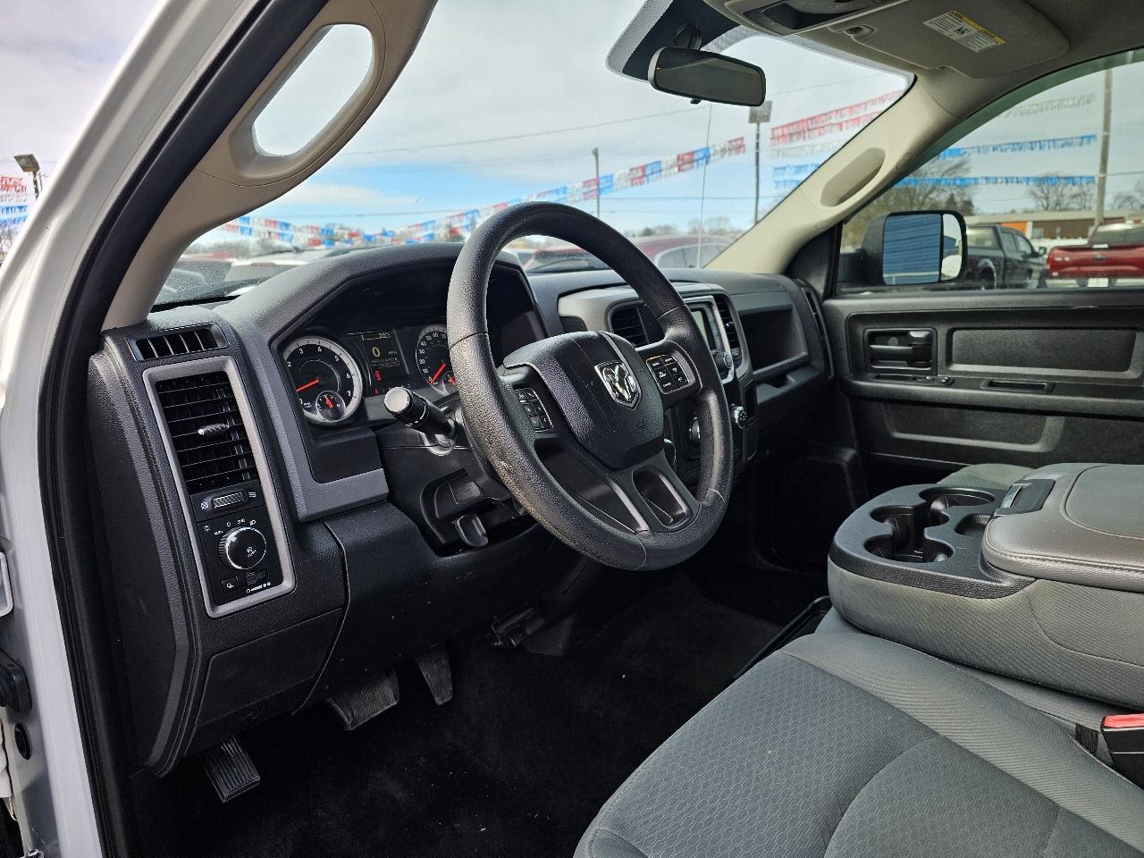 RAM 1500 Tradesman Crew Cab SWB 4WD 2017