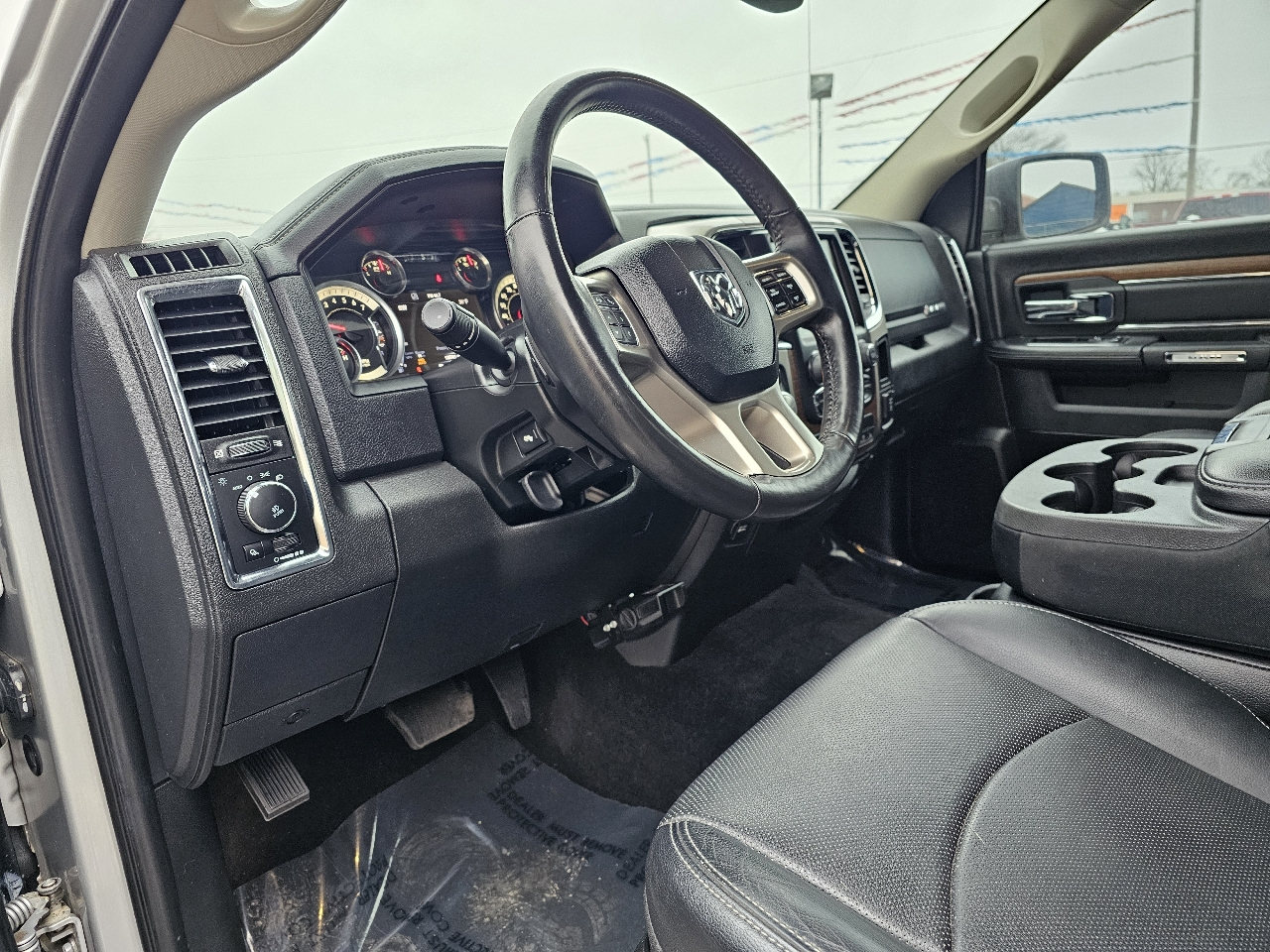 RAM 1500 Laramie 4x4 Crew Cab 5'7" Box 2017