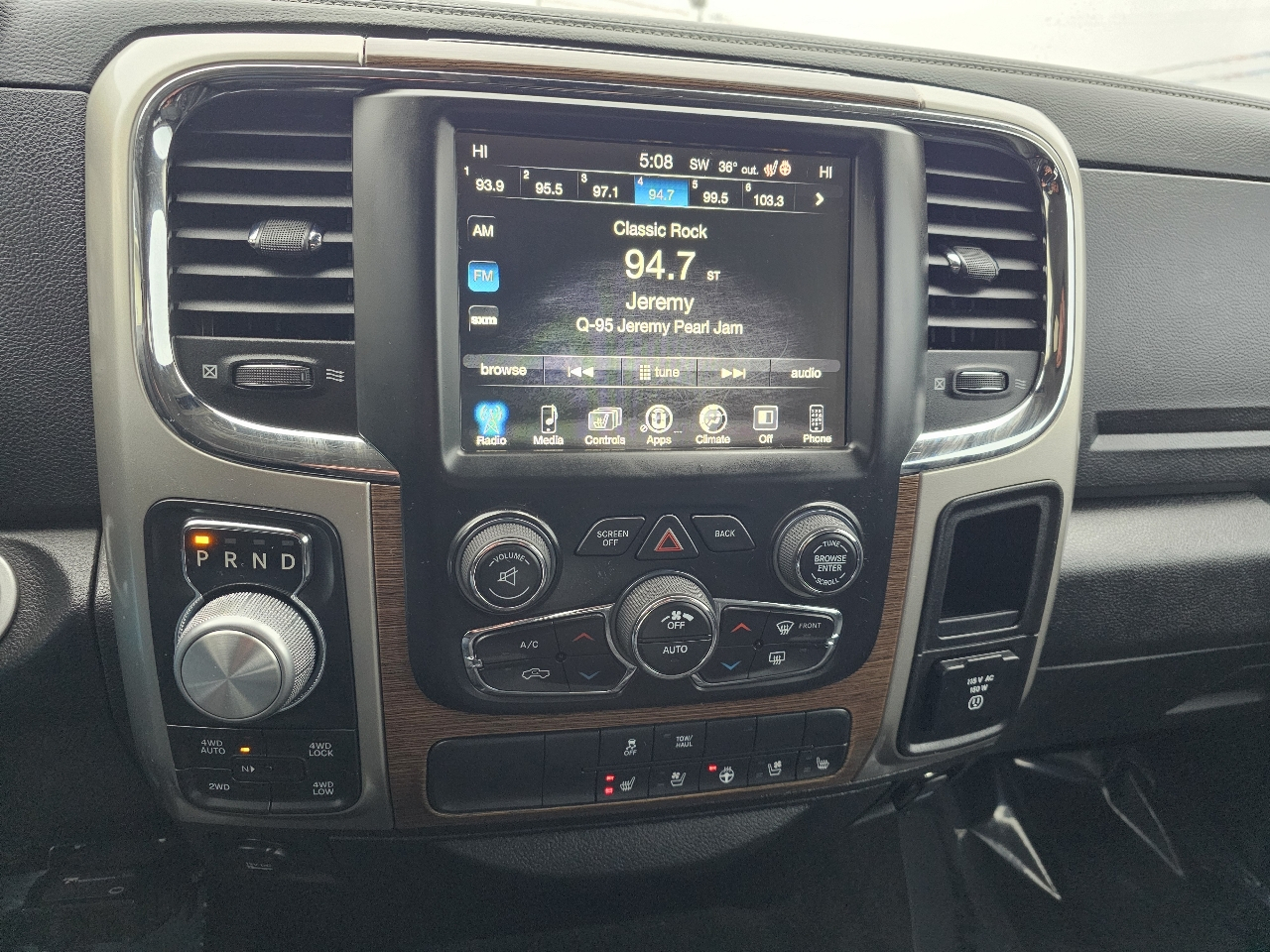 RAM 1500 Laramie 4x4 Crew Cab 5'7" Box 2017