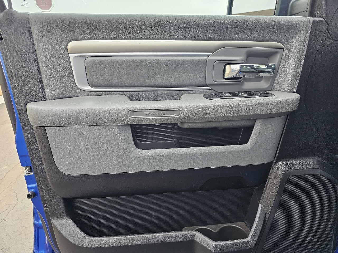 RAM 1500 4WD Crew Cab 140.5" SLT 2016