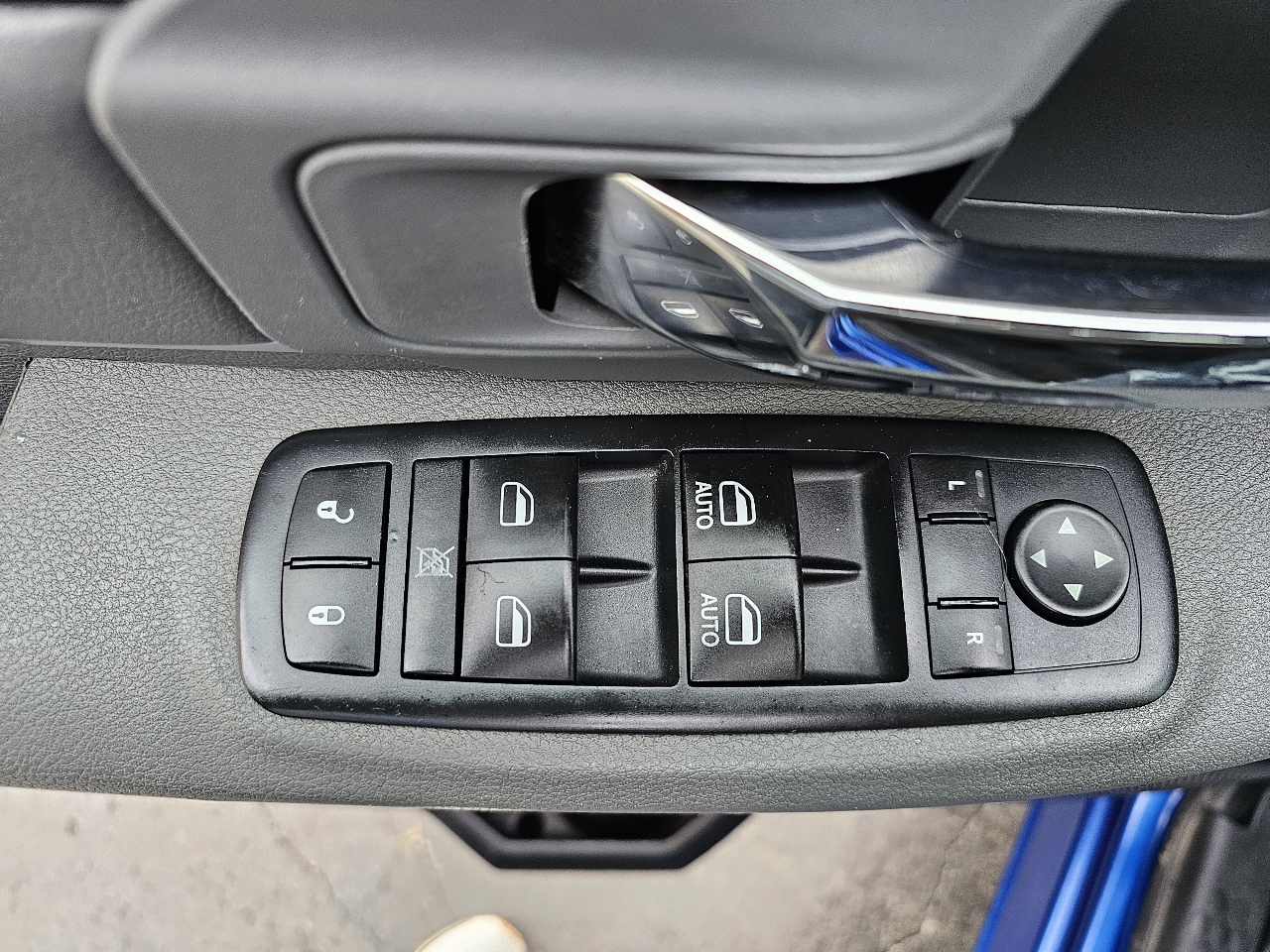 RAM 1500 4WD Crew Cab 140.5" SLT 2016