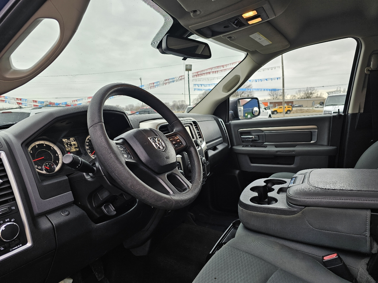 RAM 1500 4WD Crew Cab 140.5" SLT 2016